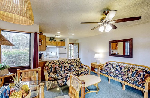 Nawiliwili Condominio | Tropical hideaway with easy beach access, alfresco patio, pool & tennis