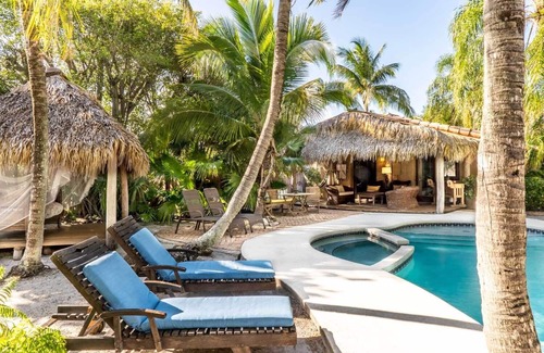 Bel Air Casa | Oasis tropical: piscina privada climatizada y spa, a 5 minutos en coche de la playa y tiendas.