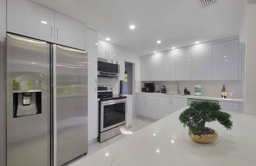 Ives Estates Villa | Tropical Oasis Miami /Beach/ Hard Rock Stadium /8Bds /POOL /Jacuzzi/ GAMES /BBQ