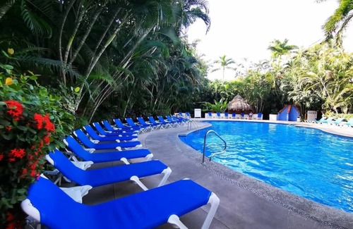 Fluvial Vallarta Apartamento | Tropical Oasis Pools, Gardens and Beach Nearby