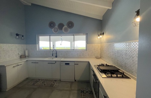 Grote Berg Casa | Tropical Oasis-Spacious home, pool & sea views! Water and electricity included.