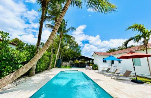 Liberty City Casa | Tropical Paradise 3BR Oasis with Heated Pool and Summer Kitchen