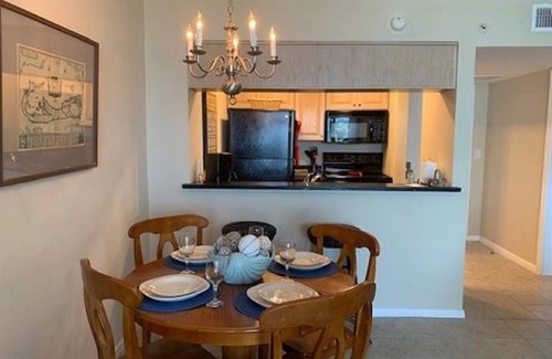 Hutchinson Island South Condominio | Tropical Paradise Oceanfront Condo - Pool and Restaurant