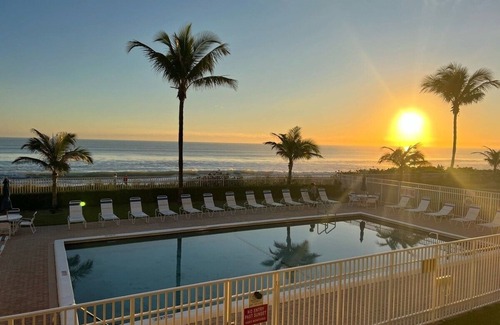 Hutchinson Island South Condominio | Tropical Paradise Oceanfront Condo - Pool and Restaurant
