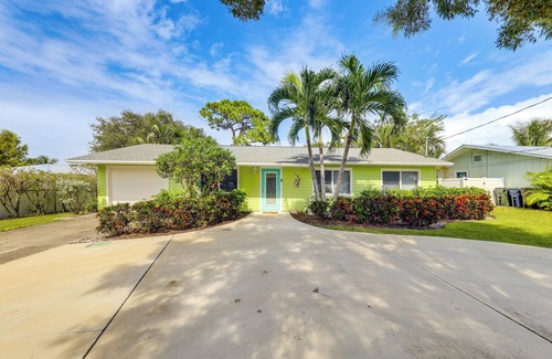 Stuart Cabaña | Tropical Pool Paradise: 1 Mi to Downtown Stuart!