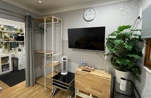 Newcastle-upon-Tyne Cabina | Tropical Style House Near Newcastle City Centre