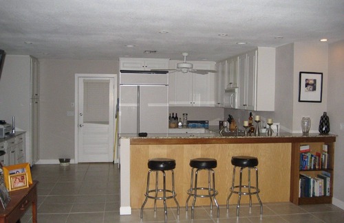 Vamo Casa | Tropical Shores Retreat-Great Location - Discounts for stays 3 months or longer