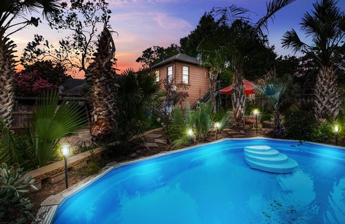 Oak Cliff Casa | Tropical Sunset Bungalow with Pool & Hot Tub near Bishop Arts District.