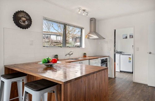 Waipahihi Cabaña | True Blue - Taupo Holiday Home
