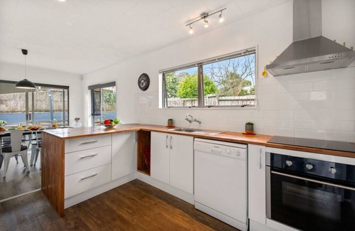 Waipahihi Cabaña | True Blue - Taupo Holiday Home