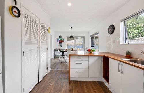Waipahihi Cabaña | True Blue - Taupo Holiday Home