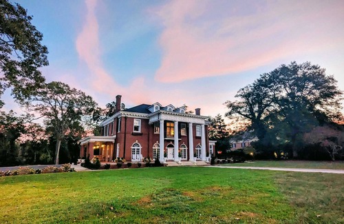 LaGrange Apartamento | Historic mansion in the heart of LaGrange. Luxury amenities!