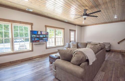 Jefferson Casa | Tucked away in the woods - minutes to the New River - Acreage to explore!