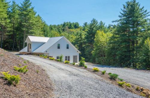 Jefferson Casa | Tucked away in the woods - minutes to the New River - Acreage to explore!
