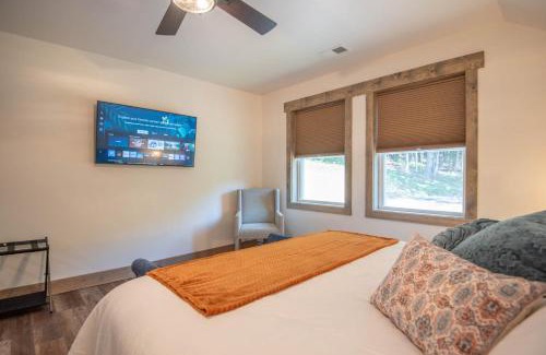 Jefferson Casa | Tucked away in the woods - minutes to the New River - Acreage to explore!