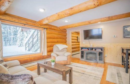 College Casa | Tucked Away Timber Lower Suite