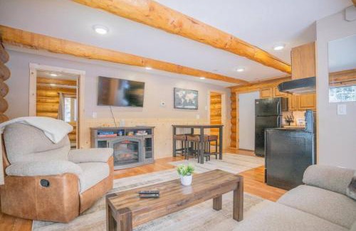 College Casa | Tucked Away Timber Lower Suite