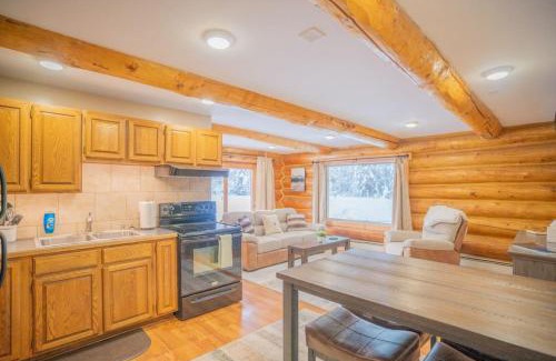 College Casa | Tucked Away Timber Lower Suite