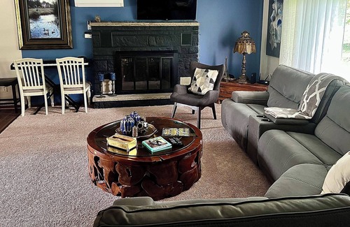 Brodheadsville Casa | Tucked Culdesac!