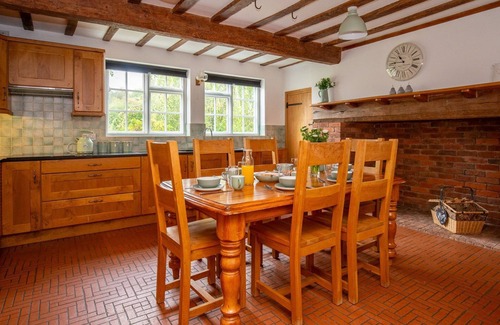 Dunhampton Cabaña | Tudor Manor - pet friendly with hot tub near Ombersley