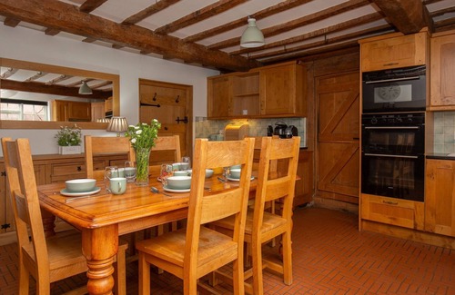 Dunhampton Cabaña | Tudor Manor - pet friendly with hot tub near Ombersley