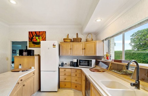 Karaka Casa | Tui Country Retreat with Wi-Fi and Garden Views