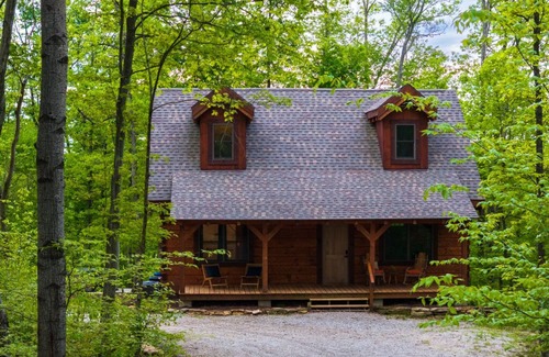 Logan Cabina | Tupelo - Hand hewn private log cabin with views