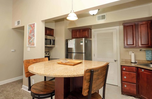 Oxford Condominio | Turnberry's Top-Floor by Apex Short Term Stays