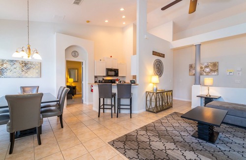 Tuscan Hills Casa | 3 dormitorios, 2 baños villa de patio con piscina. Tenis, zona de juegos, sala de juegos, gimnasio