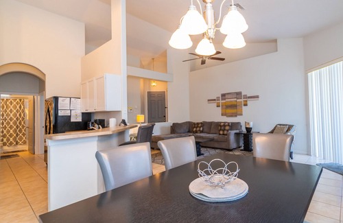 Tuscan Hills Casa | 3 dormitorios, 2 baños villa de patio con piscina. Tenis, zona de juegos, sala de juegos, gimnasio