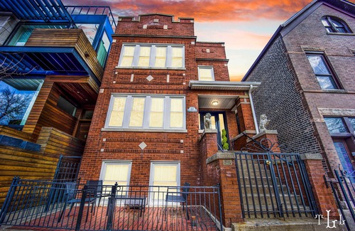 Bucktown Apartamento | Twin Lions Lodge w/ Speakeasy Tiki Bar* and Outdoor Oasis