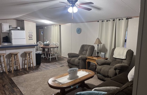 Negreet Casa | TWIN PINES Toledo Bend Camp with plenty of boat parking in quiet neighborhood