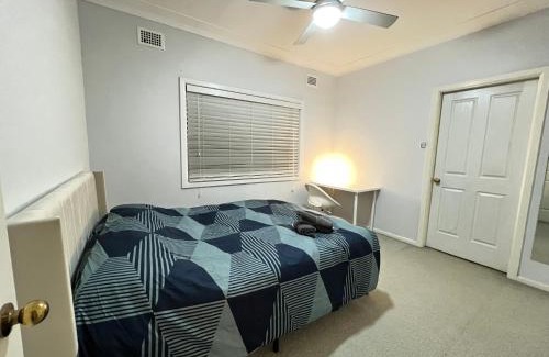 Pendle Hill Casa | Twin Room close to Train Station - PH2