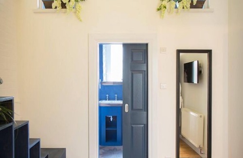 Winchester Casa | Two Bare Feet