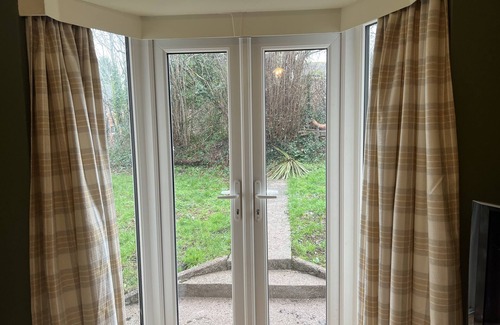 Newent Cabaña | Two bed cottage with open fire and huge garden