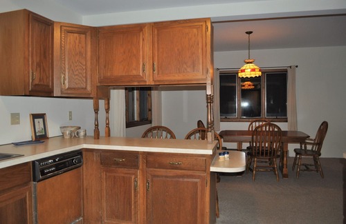 Eagles Mere Casa | Dos dormitorios al otro lado de Outlet Pond en el borde del pueblo y senderos boscosos.