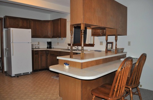 Eagles Mere Casa | Dos dormitorios al otro lado de Outlet Pond en el borde del pueblo y senderos boscosos.