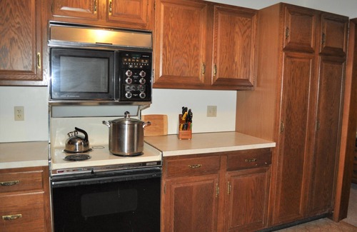 Eagles Mere Casa | Dos dormitorios al otro lado de Outlet Pond en el borde del pueblo y senderos boscosos.