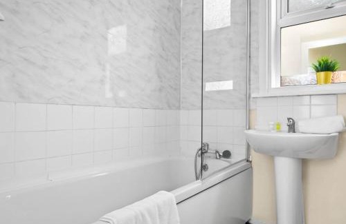 West Bromwich Apartamento | Two Bedroom Apartment - West Brom - Fast WiFi - Parking - Sleeps 3 WBB
