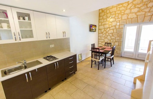 Gdinj Apartamento | Apartamento para dos personas en la playa Bahía Skozanje, Hvar (A-5713-d)