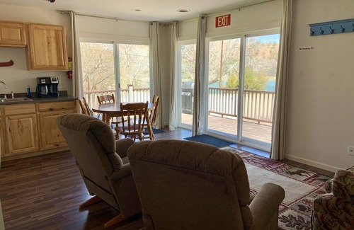 Hot Springs Cabina | Two bedroom cabin, private lake, pet friendly