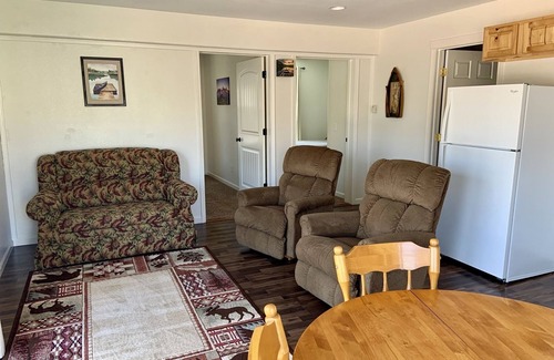 Hot Springs Cabina | Two bedroom cabin, private lake, pet friendly