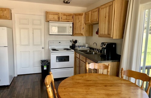 Hot Springs Cabina | Two bedroom cabin, private lake, pet friendly