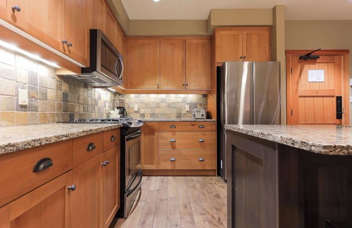 Rossland Condominio | 15% OFF Bike Park Tickets Private Hot Tub Slalom Creek 2Bedroom + Den