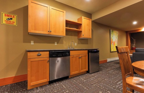 Rossland Condominio | 15% OFF Bike Park Tickets Private Hot Tub Slalom Creek 2Bedroom + Den