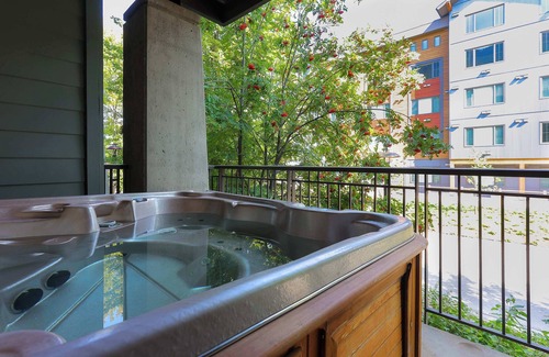 Rossland Condominio | 15% OFF Bike Park Tickets Private Hot Tub Slalom Creek 2Bedroom + Den