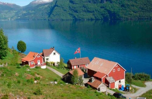 Stryn Casa | Two-Bedroom Holiday home in Utvik 1