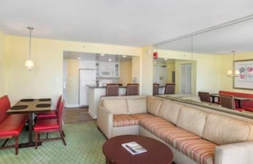 Northeast Virginia Beach Complejo | Two Bedroom, Ocean Front, Luxury Condo, Virginia Beach, VA 3990006