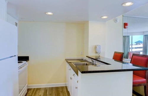 Northeast Virginia Beach Complejo | Two Bedroom, Ocean Front, Luxury Condo, Virginia Beach, VA 3990006