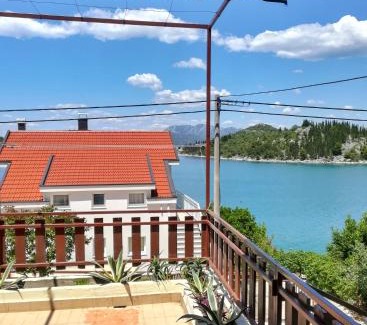 Blace Apartamento | Two bedroom seaside home in quiet village
